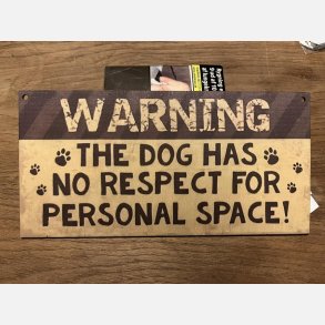 Trskilt med tekst Warning