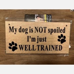 Tr skilt med tekst Well trained